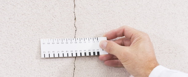 How to renovate a facade with large cracks